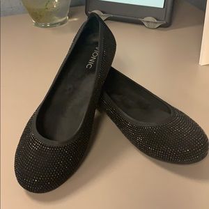 Vionic Willow Sparkle Flat in black.